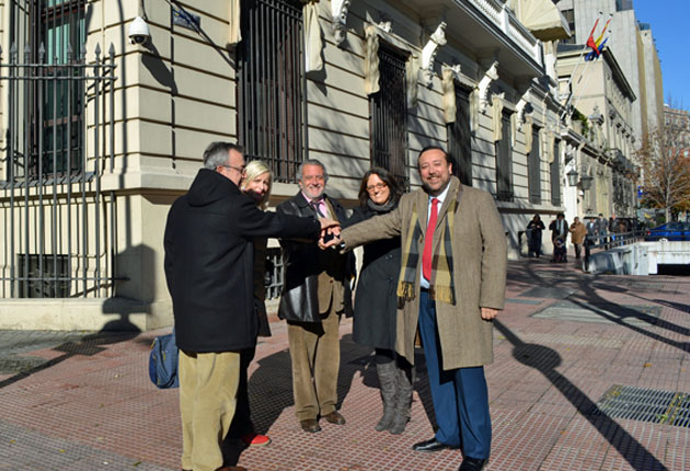 De izq. a derch.: Jos Manuel Fernndez, Sonia Ruiz, Aurelio Martn, Mar Gonzlez y Juan Antonio de Heras, en la puerta de la Delegacin del Gobierno de Madrid | Foto: Nuria Navarrete.